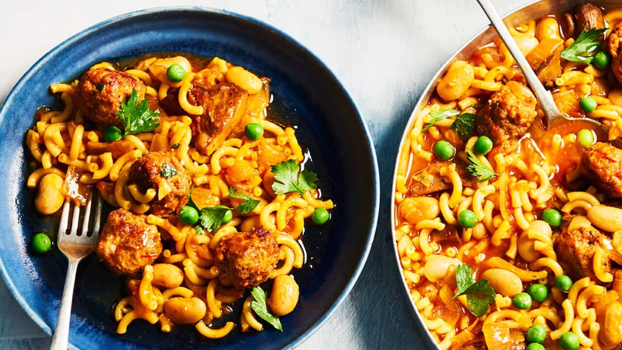 Sobrassada meatballs with fideos and peas
