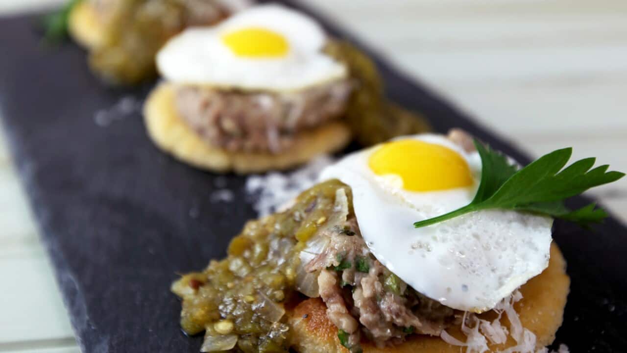 Refried beans on corn cakes (sopes tapatios)