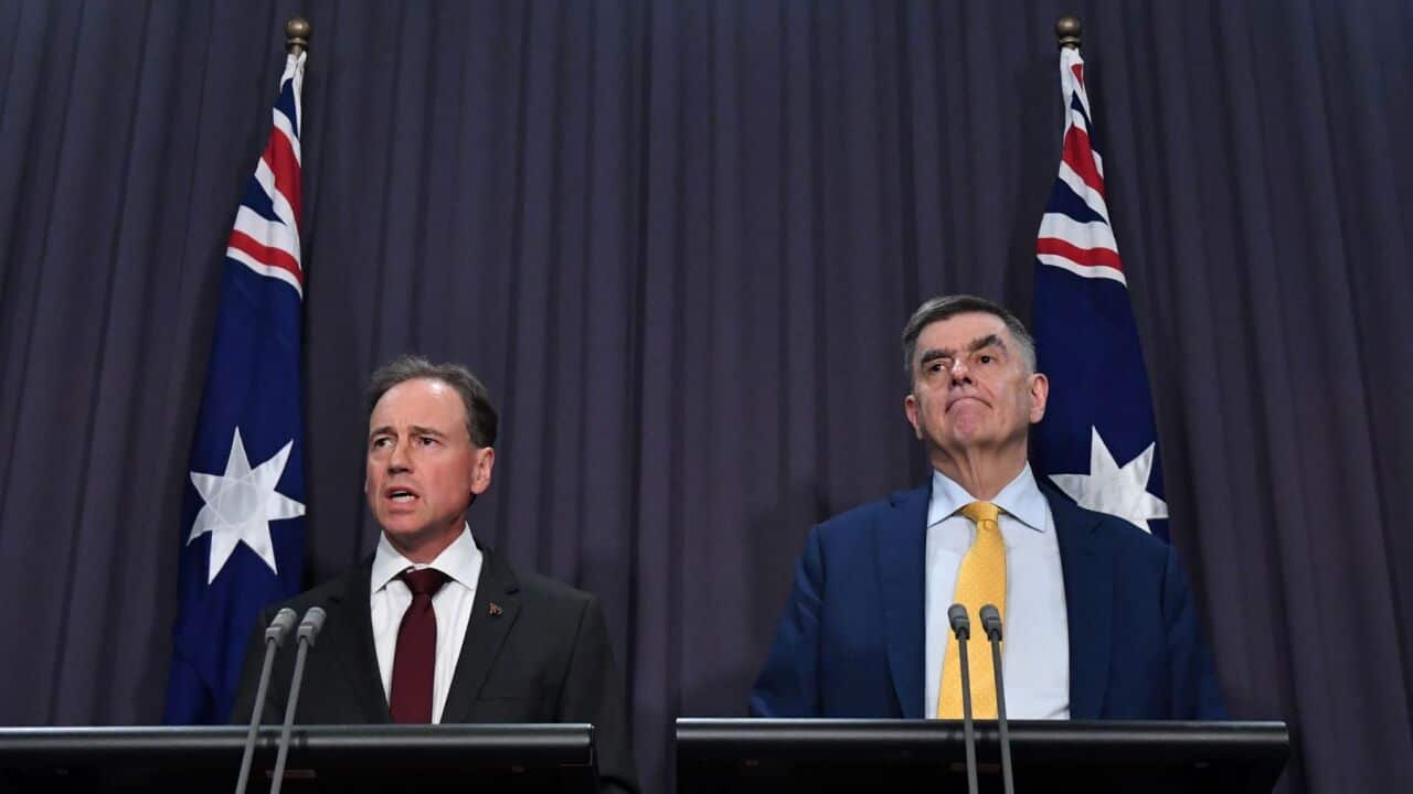 آقای گرگ هانت وزیر بهداشت استرالیا در سمت چپ و پروفسوMinister for Health Greg Hunt and Chief Medical Officer Professor Brendan Murphy give an update on the coronavirus at a press conference at Parliament House ر برندن مورفی