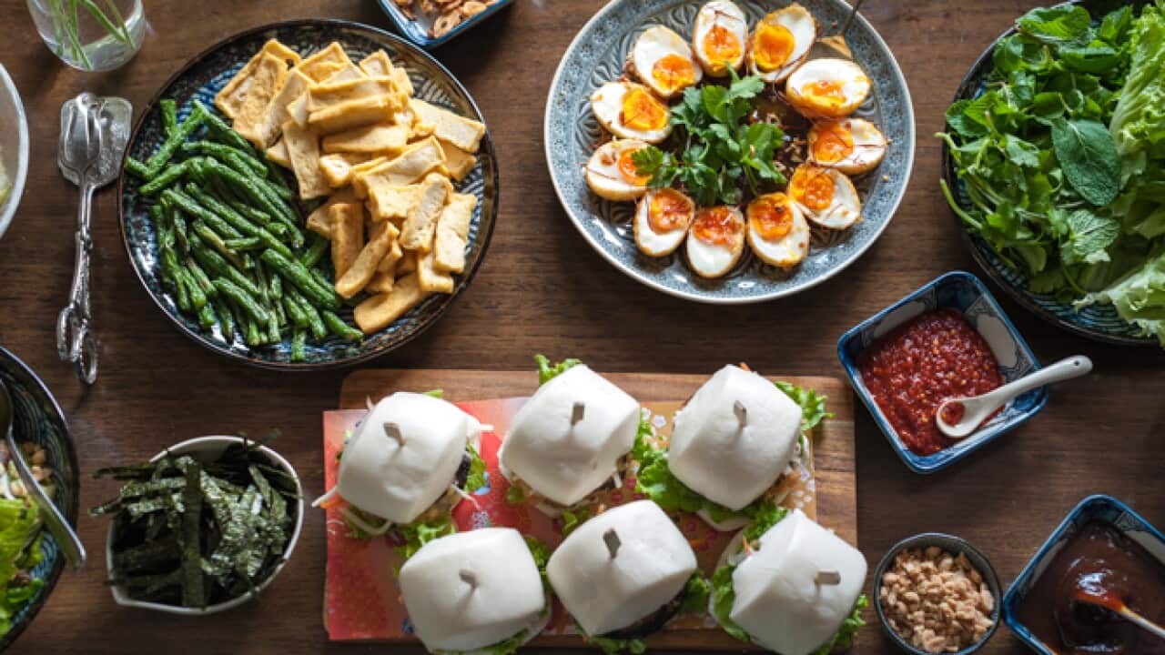 Bàn tiệc chay kiểu Á Châu của Rice Kitchen với món bánh bao kẹp, trứng xì dầu, salad nấm và bò bía chay kiểu Singapore.