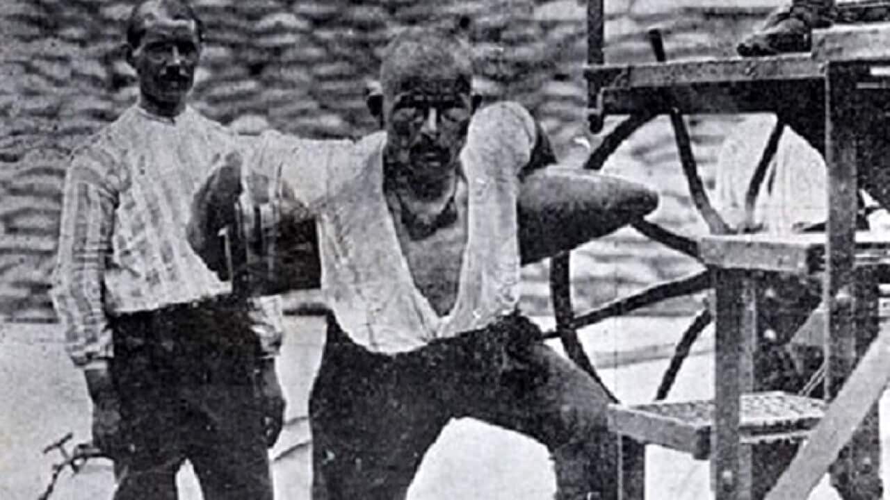 Photograph purporting to show Corporal Seyit Onbashi carrying the 276kg shell