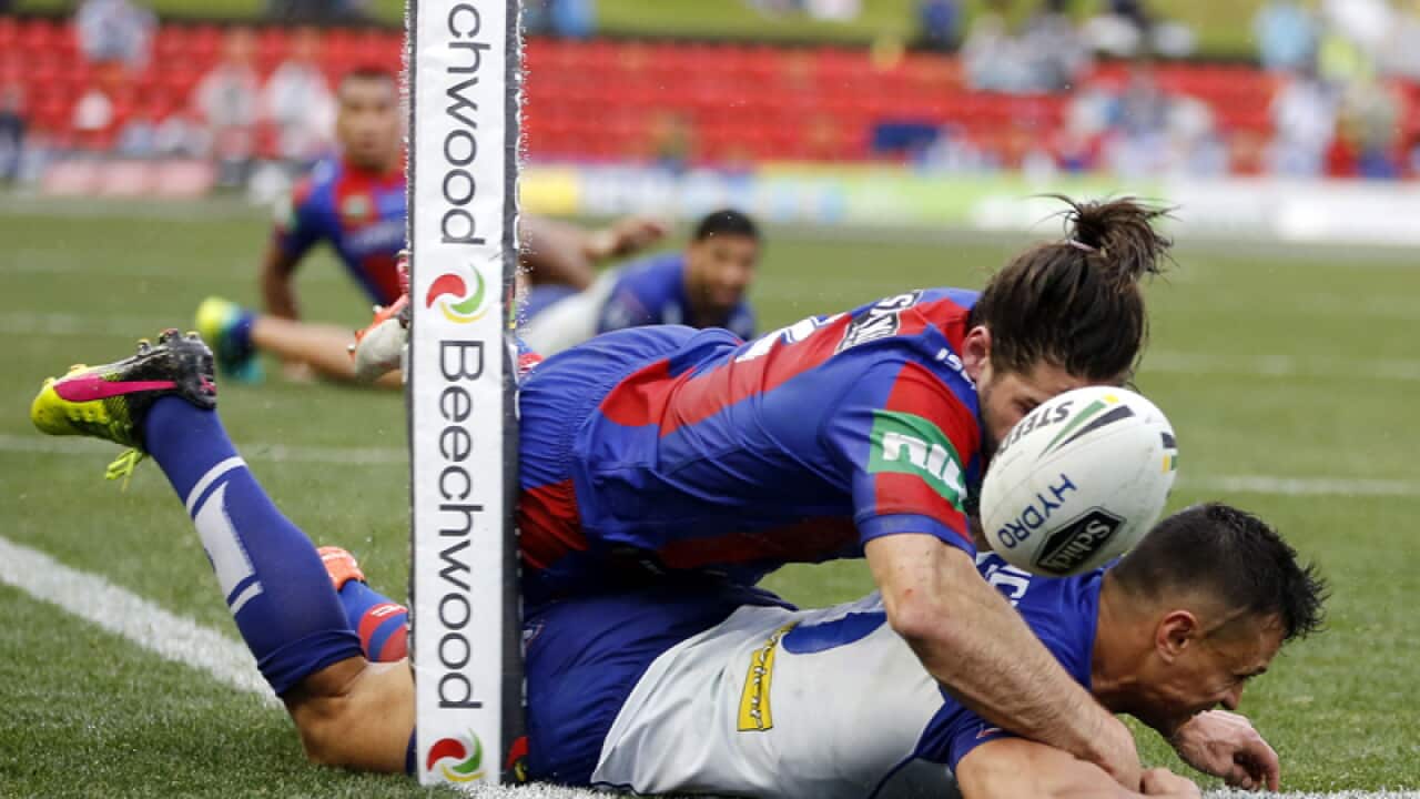 Sam Perrett of the Bulldogs scores