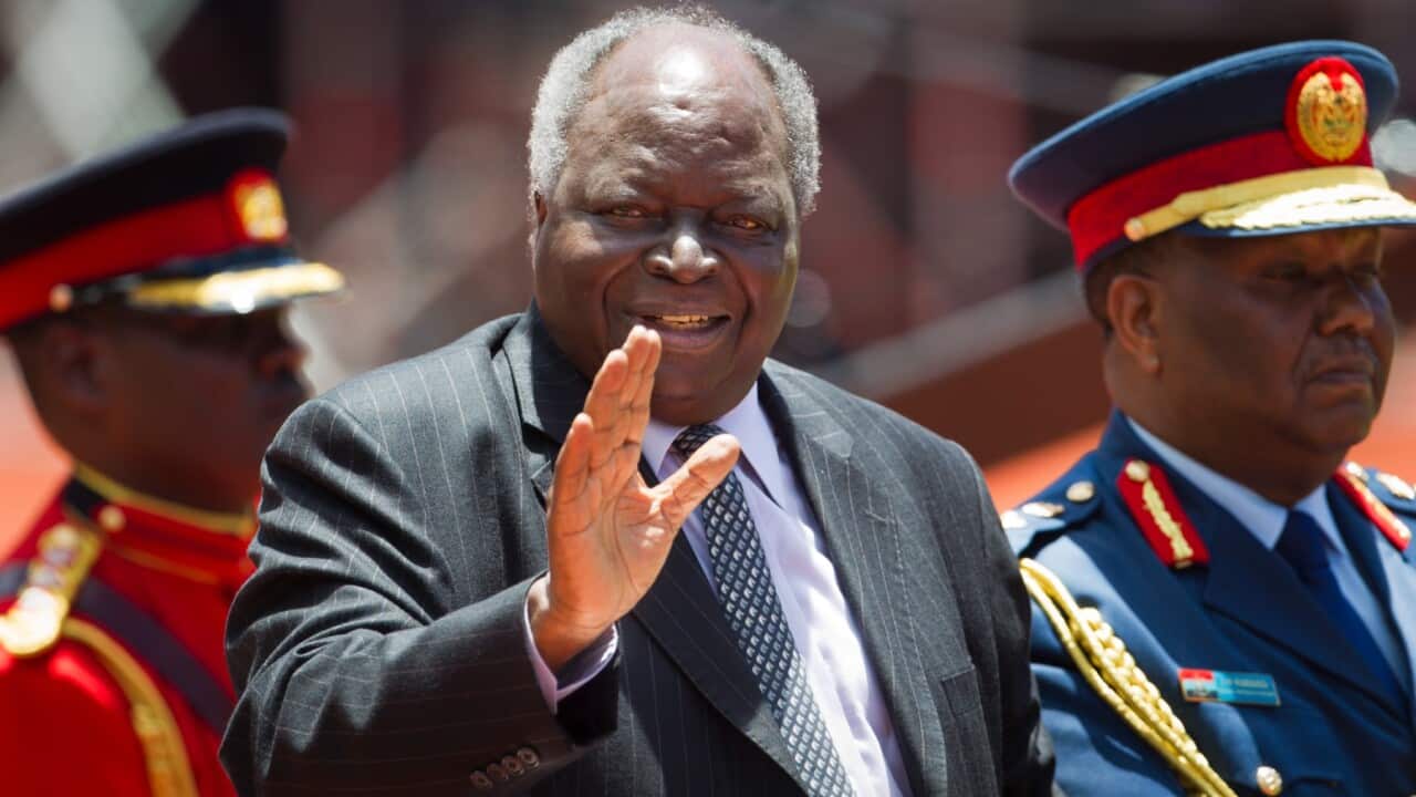Rais Mwai Kibaki wa Kenya, awapungia mkono raia baada ya sherehe yakitaifa