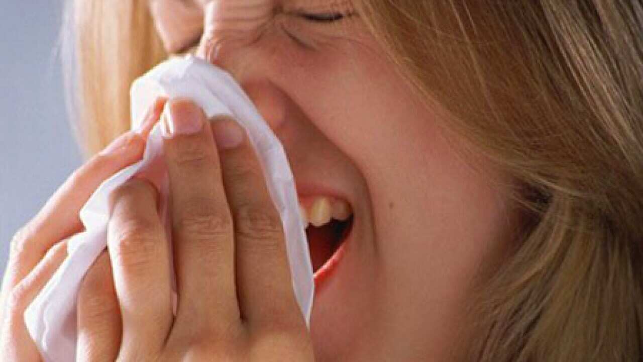sneezing_cold_tissue_100521_B_1082285390