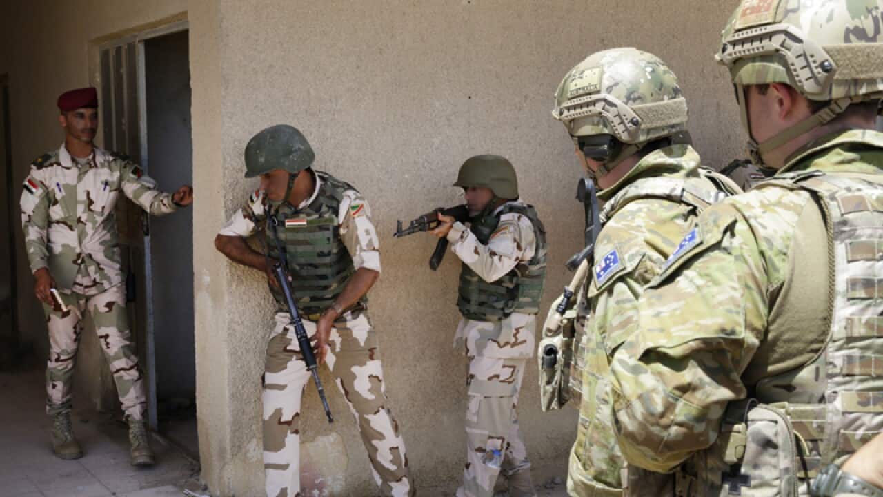 Australian soldiers supervise Iraqi soldiers