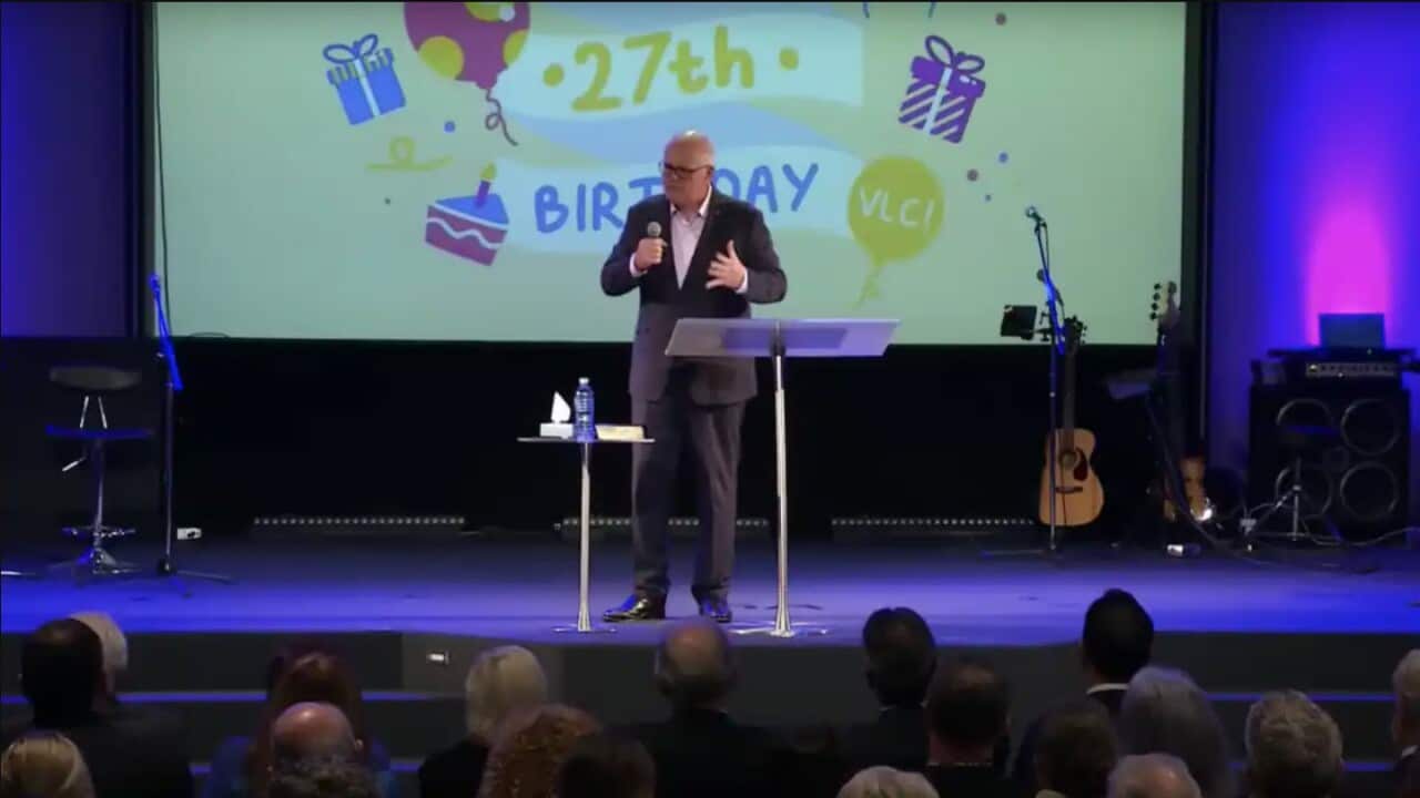 نخستوزیر پیشین برای اشتراک در مراسم تجلیل از ۲۷مین سالروز تأسیس یک کلیسای پنطیکاستی به پرت رفته بود.