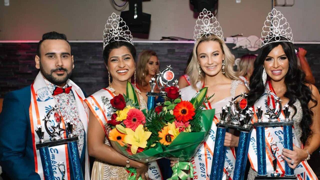 Nuwandika Siriwardena (second from left)