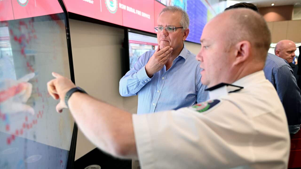 Prime Minister Scott Morrison is briefed by NSW RFS Commissioner Shane Fitzsimmons in the NSW Rural Fire Service control room.