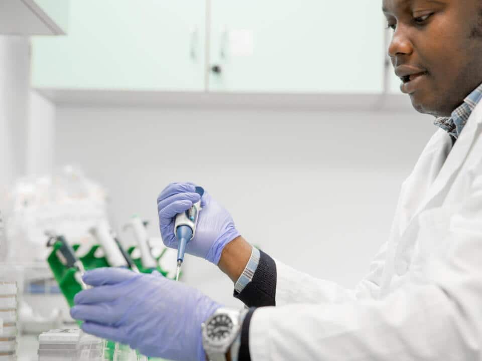 Umugabo ari muri 'laboratoire'