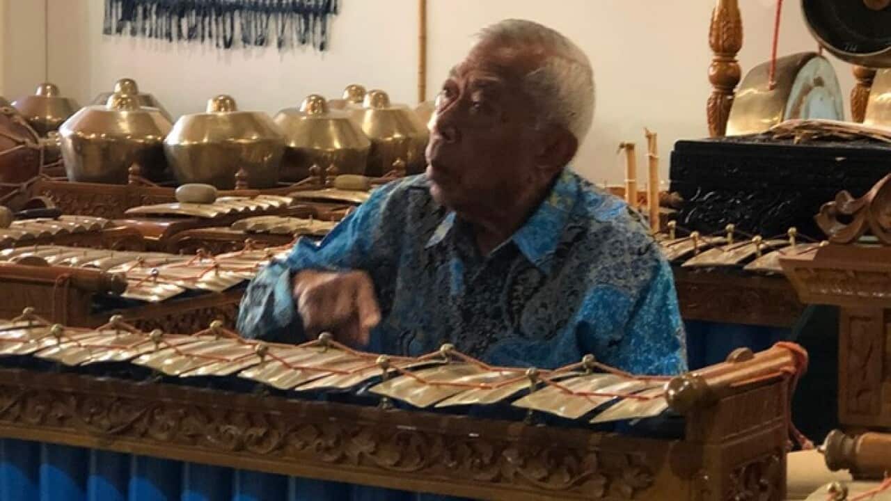 Sugito Hardjodikoro explaining how to play gamelan at Indonesian Consulate in Canberra, 17 Aug19.