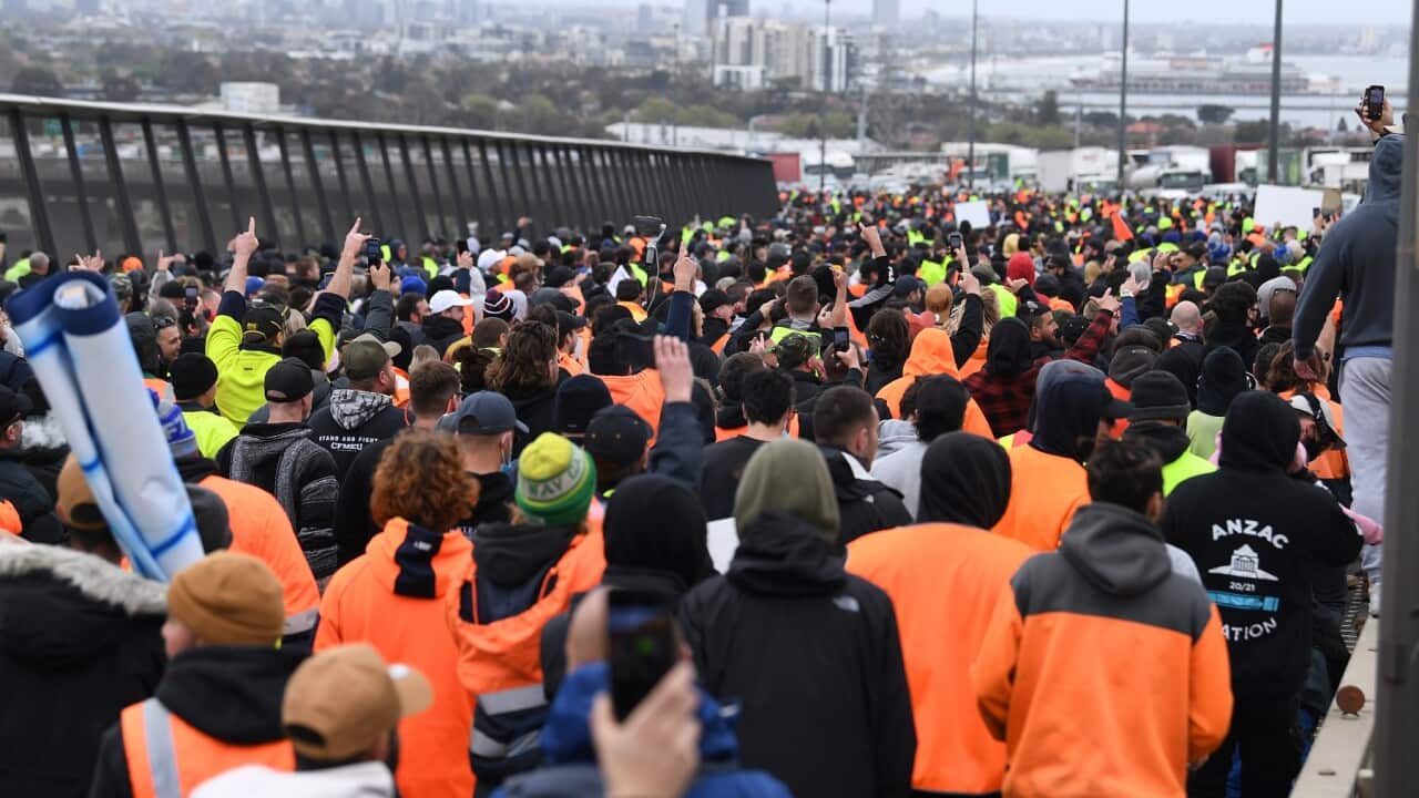 CMFEU construction workers and far right activists are seen protesting on the West Gate Bridge in Melbourne, Tuesday, September 21, 2021. (AAP Image/James Ross) NO ARCHIVING