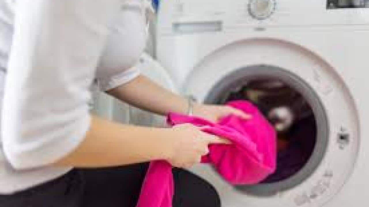 Una máquina de carga frontal (front loader)