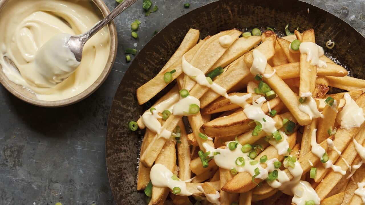 Chips with cheese sauce
