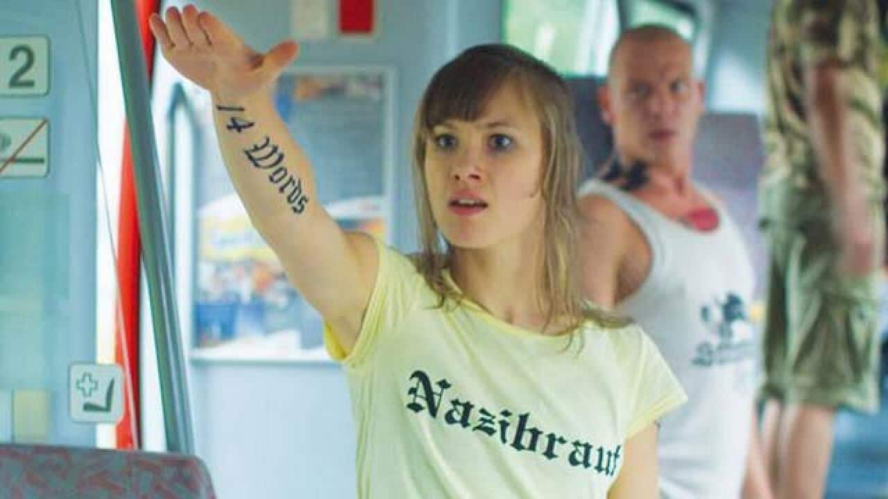 combat_girls_salute_640_92845509