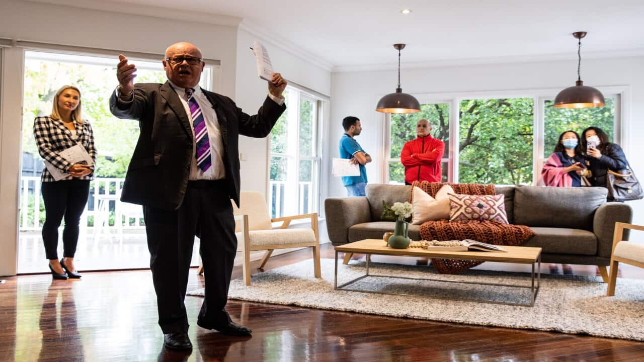 An auction director conducts an auction on a property at Glen Iris in Melbourne, Friday, April 1, 2022. (AAP Image/Diego Fedele) NO ARCHIVING