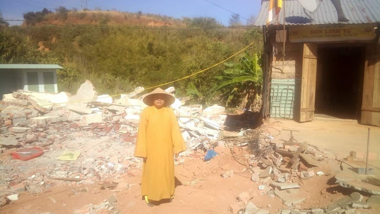 Hòa Thượng Thích Đồng Quang bên đống gạch vụn của ngôi Linh Sơn Tự