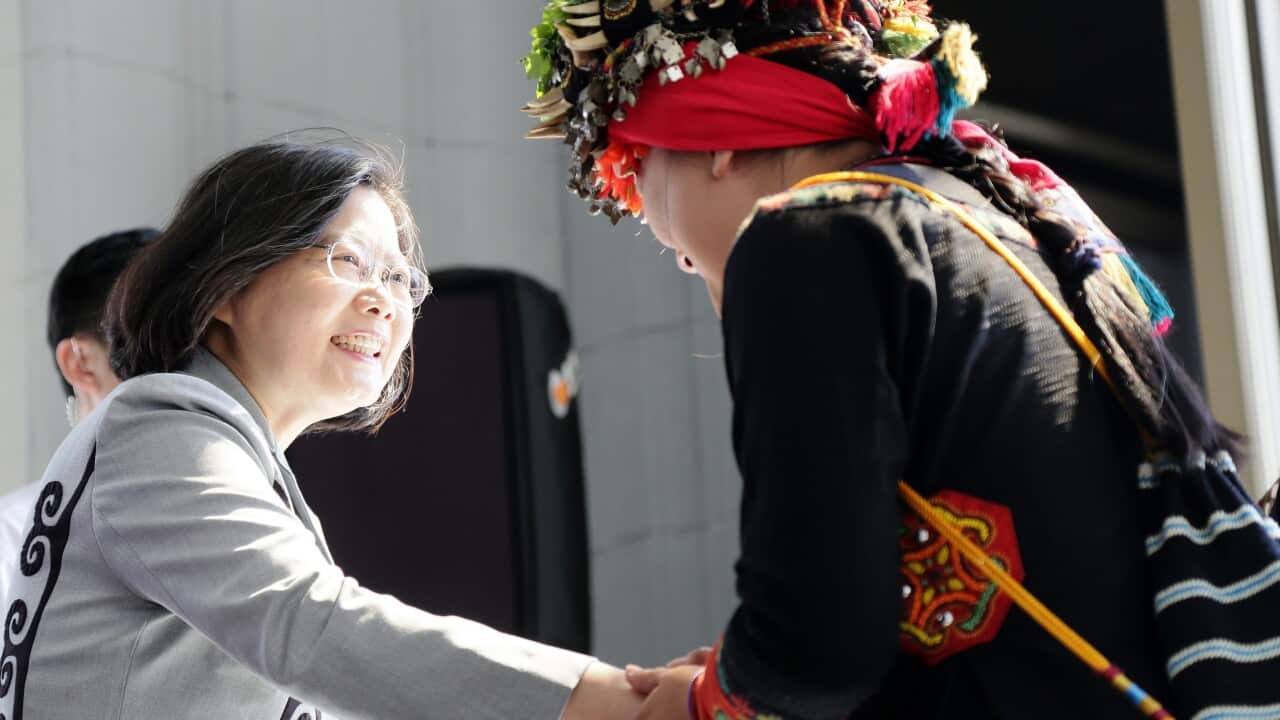 Taiwanese President Tsai Ing-wen (l) welcomes an Aboriginal person during the formal apology to its Indigenous population.