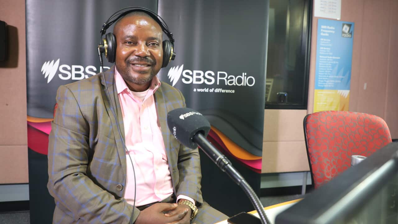Mh Dkt Luc Mulimbalimba ndani ya studio za redio ya SBS, mjini Sydney, Australia
