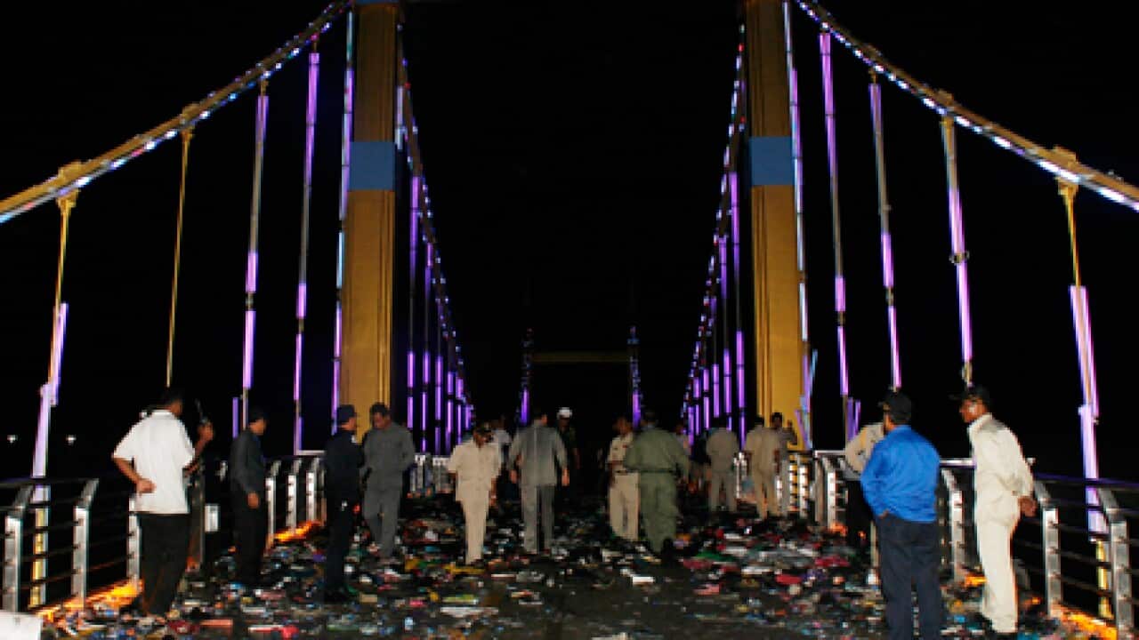 cambodia_stampede_bridge_101123_B_epa_1876226634