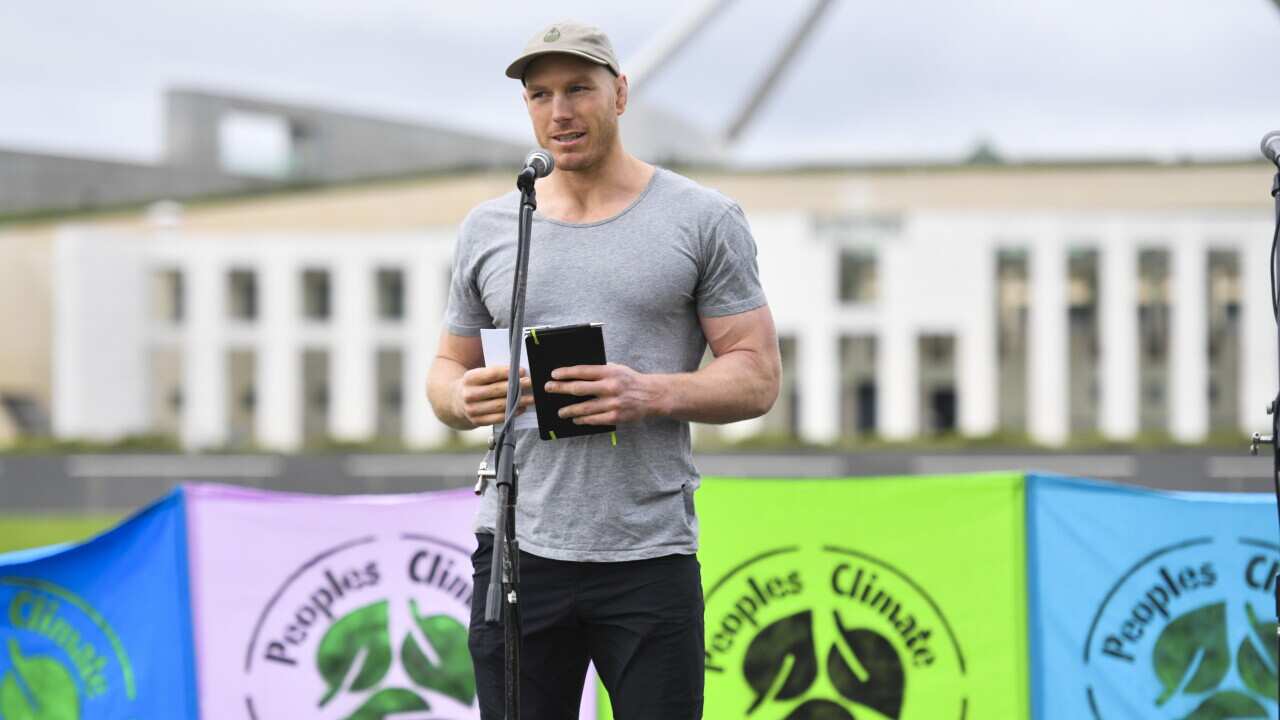 Febbraio 2021, David Pocock partecipa ad una manifestazione contro i cambiamenti climatici davanti al Parlamento federale australiano
