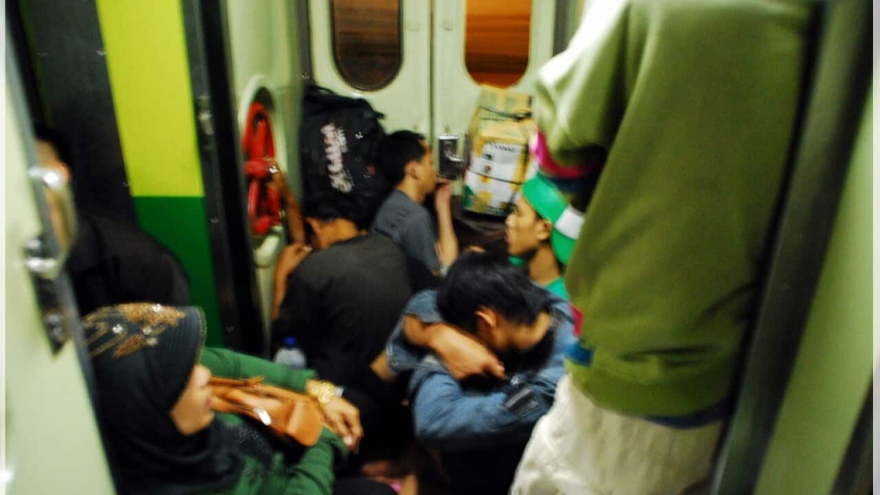 People mudik – train travel