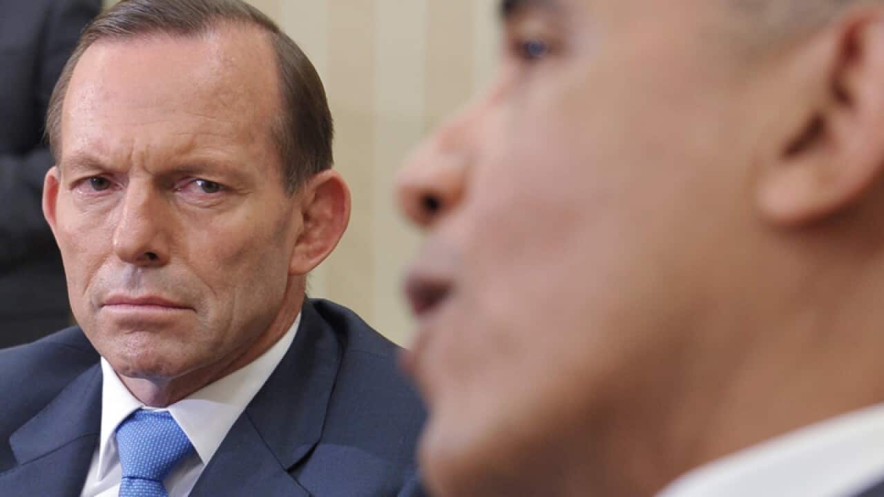 Australian PM Tony Abbott (L) watches as US President Barack Obama