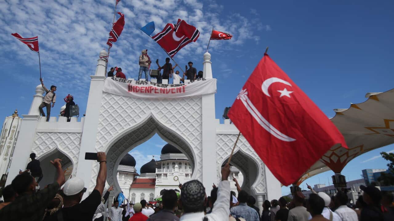 Residents attempt to fly GAM flag during peace anniversary rally in Banda Aceh