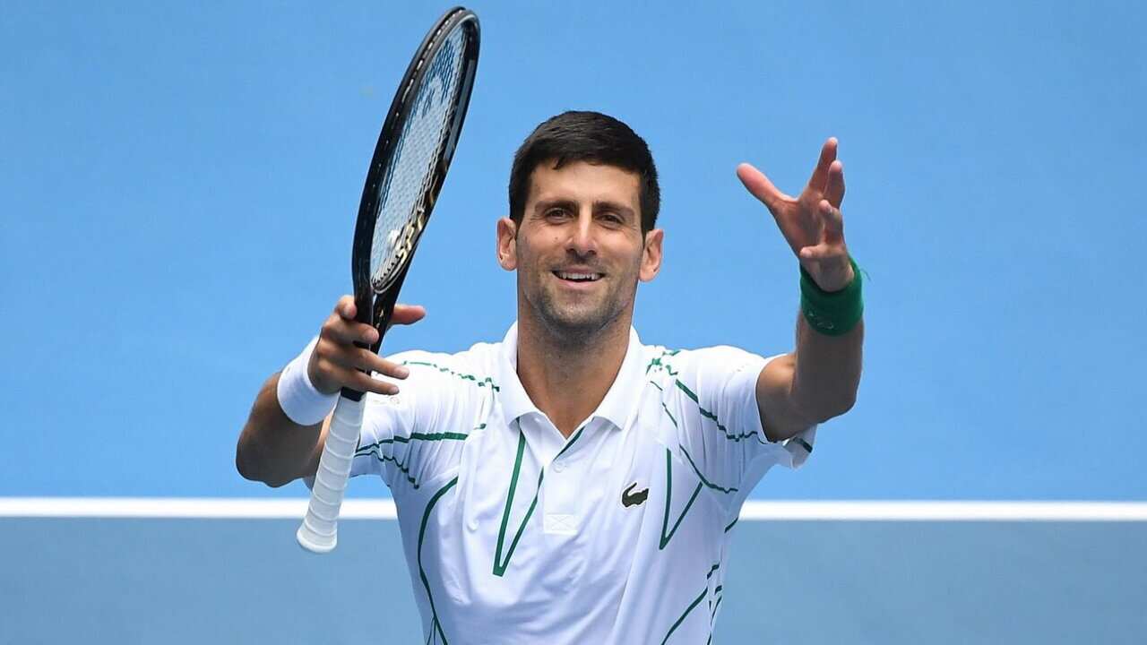 Novak Djokovic, de Serbia, celebra después de ganar su partido de segunda ronda contra Tatsuma Ito, de Japón, en el tercer día del torneo de tenis Abierto de Australia.