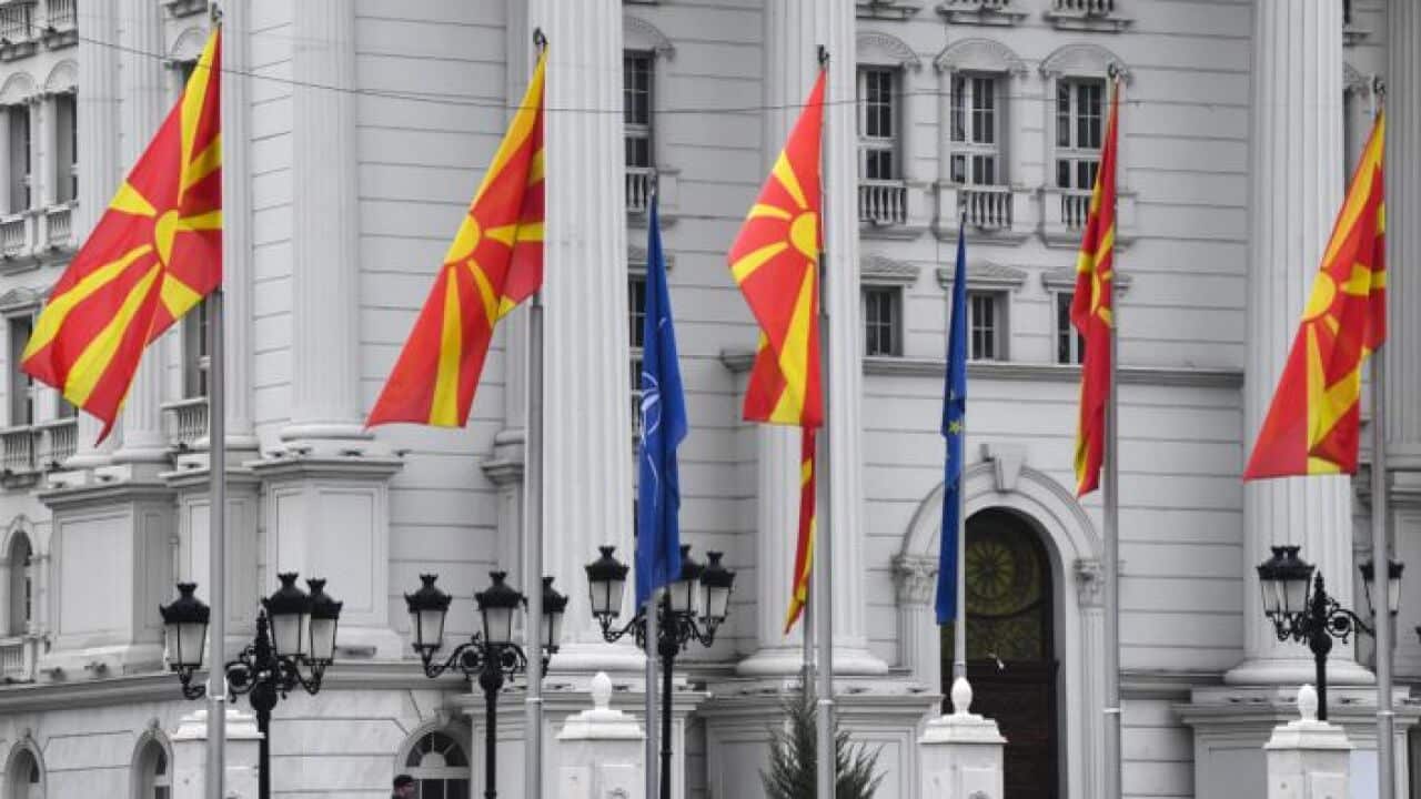 Македонското и европейското знаме пред правителството в Скопие.