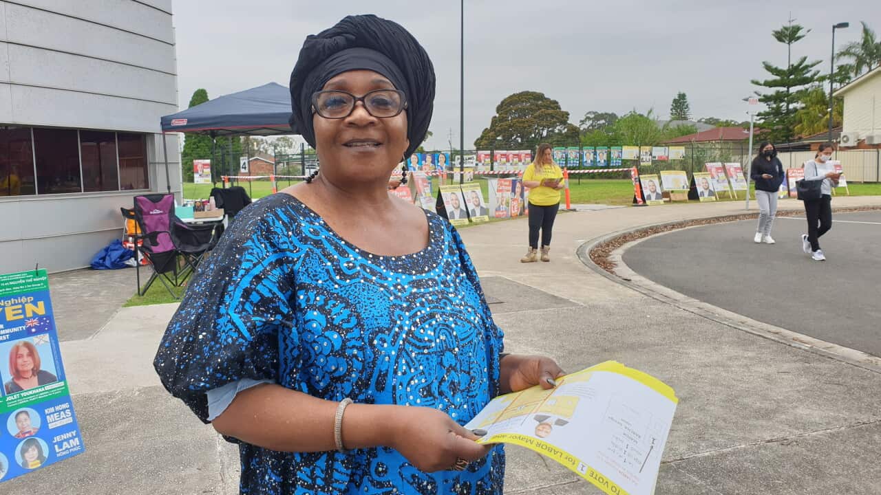 Mchungaji Navazu Ozegbe akiwa nje ya kituo chakupigia kura cha Fairfield, NSW, Australia