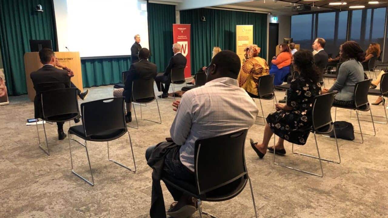 Abantu bicaye bariko barumviriza umwe mubariko barashira ahabona ivyavuye mu bushakashatsi bwakozwe ku mabi abera mu ngo.