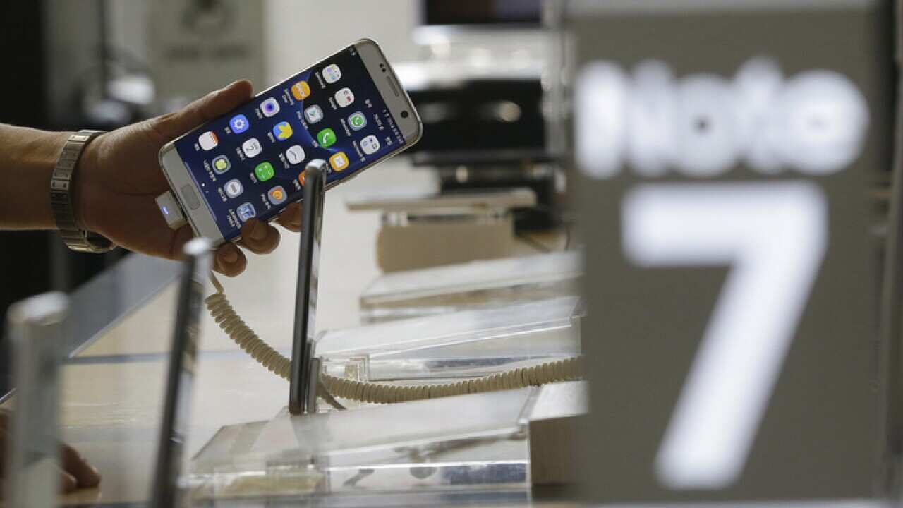 A customer holds a Samsung Electronics' Galaxy Note 7 smartphone at the headquarters of South Korean mobile carrier KT in Seoul