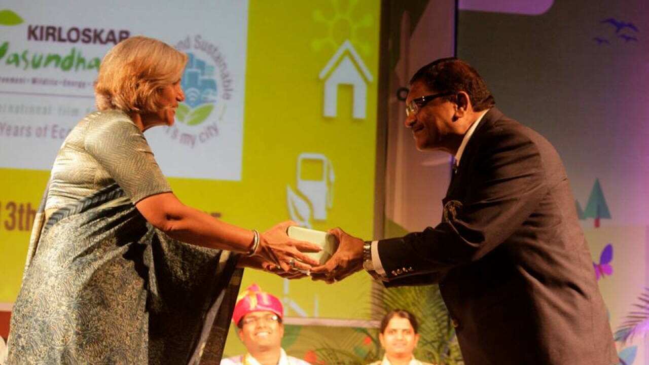 Mr. Hitendra Somani receiving prize
