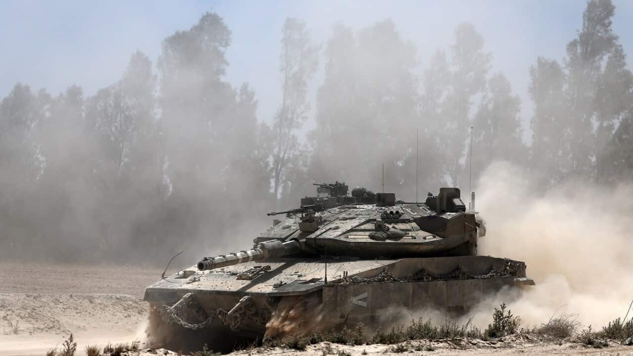 Le truppe israeliane si raggruppano al confine a sud di Gaza.