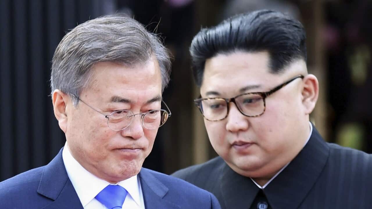 South Korean President Moon Jae In (L) and North Korean leader Kim Jong Un attend a ceremony after signing a joint statement at the House of Peace in Panmunjeom on April 27