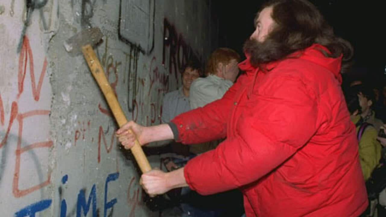 berlin_wall_smashed_1601_B_AP_1235923613