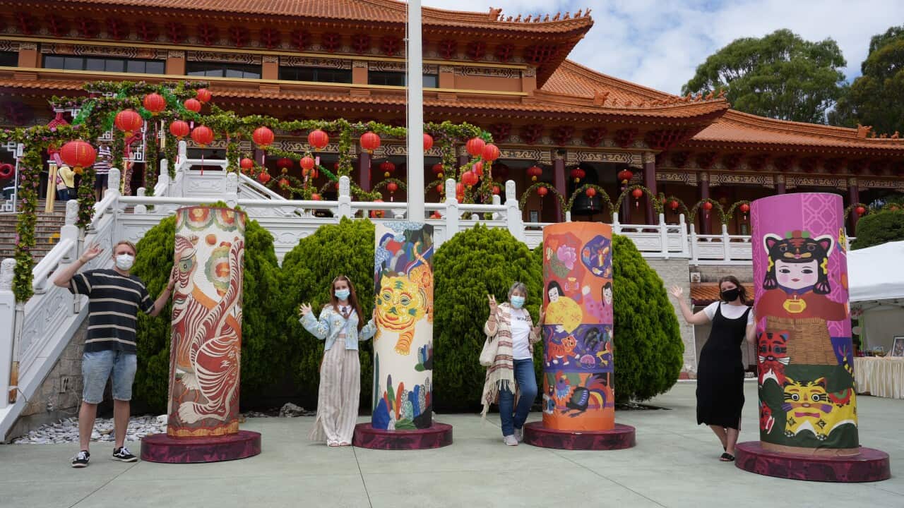 南天寺的年畫花燈柱。