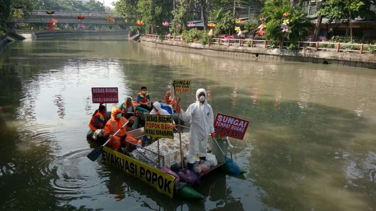 Pembersihan sampah popok sekali pakai oleh oleh Ecoton di Surabaya.