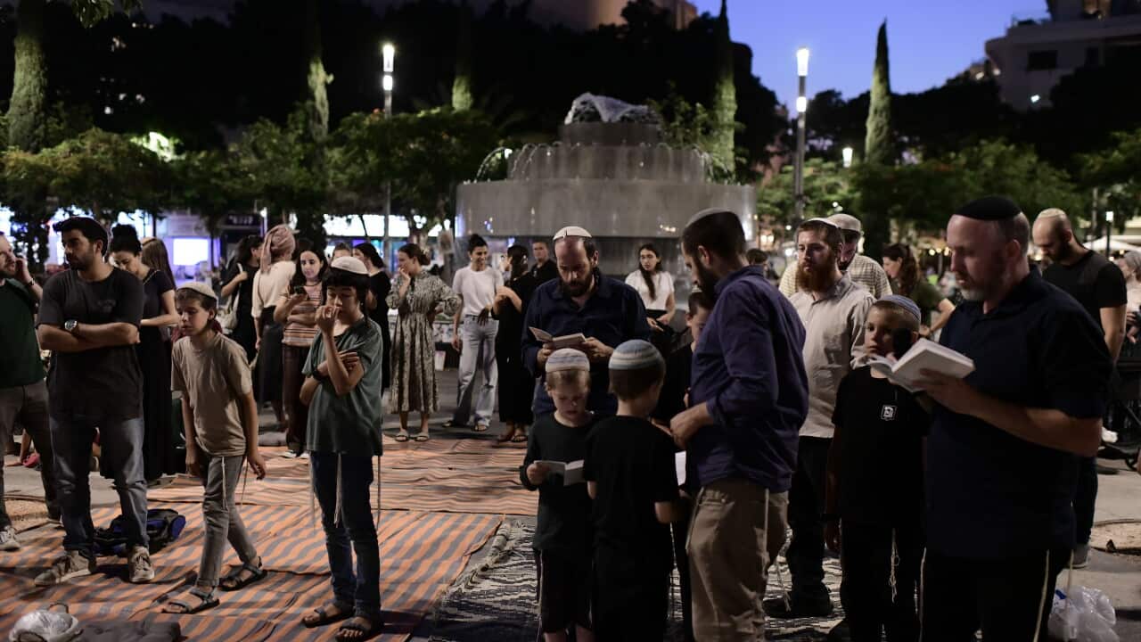 Public reading of Book of Lamentations marks eve of Tisha B'Av in Tel Aviv