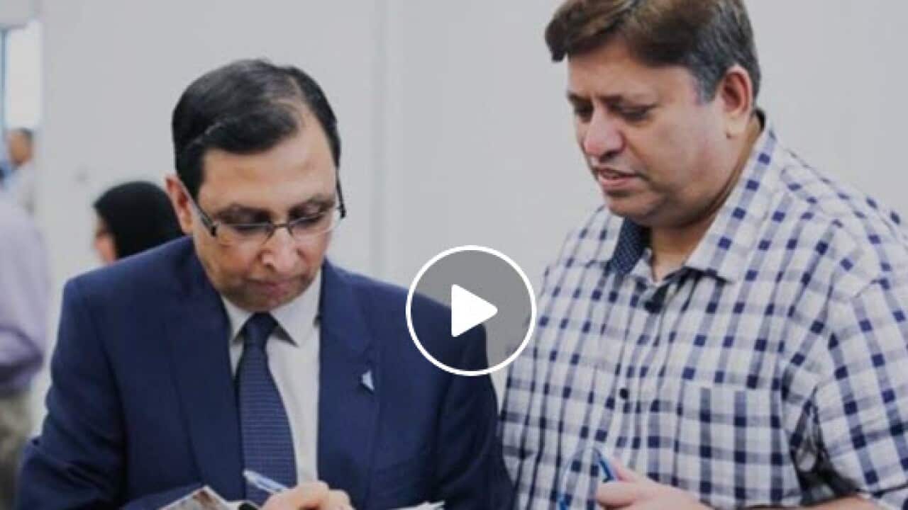 Rehan Alavi giving an autograph