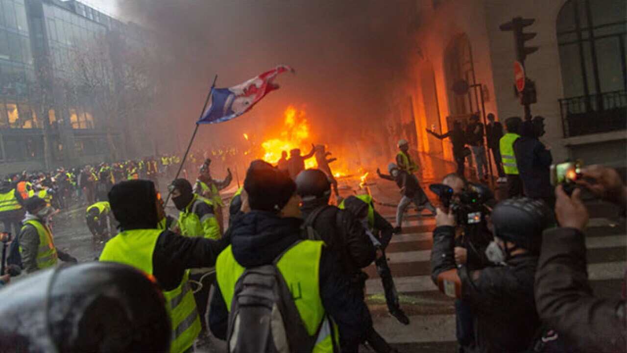 La protesta dei gilet gialli sugli Champs Elysees a Parigi