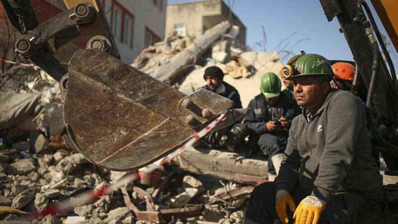 Rescuers stand by a collapsed building in Türkiye (AAP).jpg