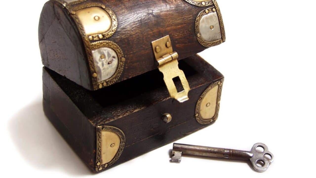 Agasandugu kuguruye n'urupfunguzo irunde.