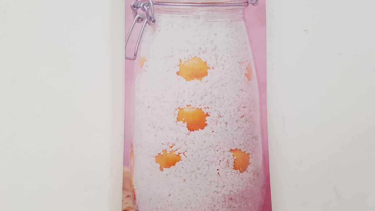 用一個密封的玻璃樽便可炮製鹹柑桔。