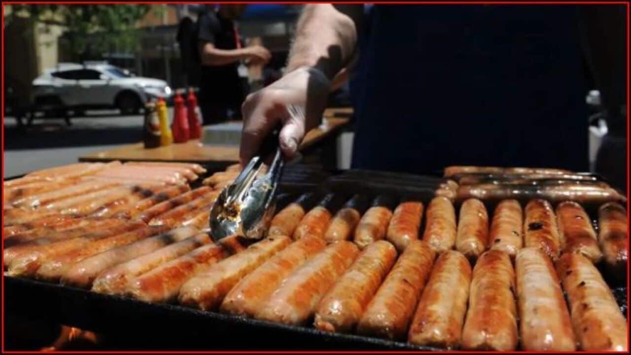 Наденица цвърчи пред избирателна секция в Мелбърн.