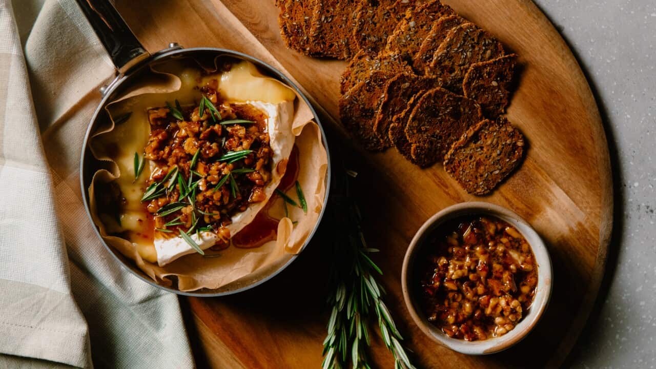 Baked brie with honey and walnut