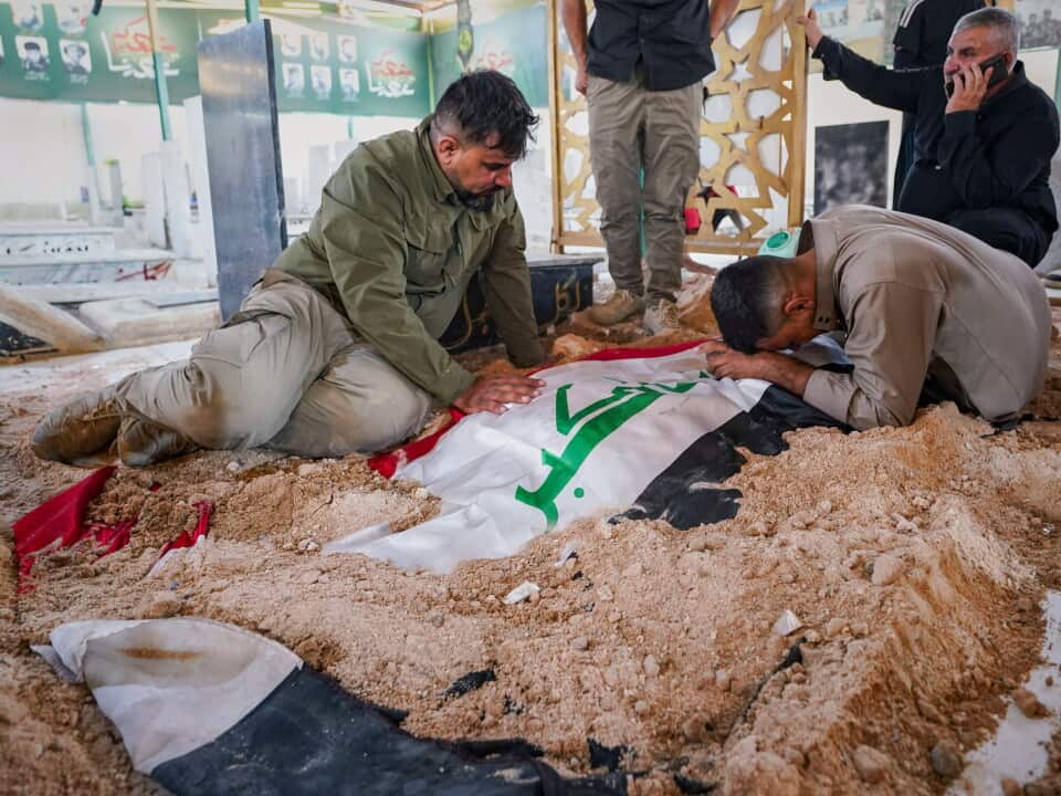 I funerali di soldati iracheni uccisi dopo un attacco aereo contro le basi di Najaf in Iraq.