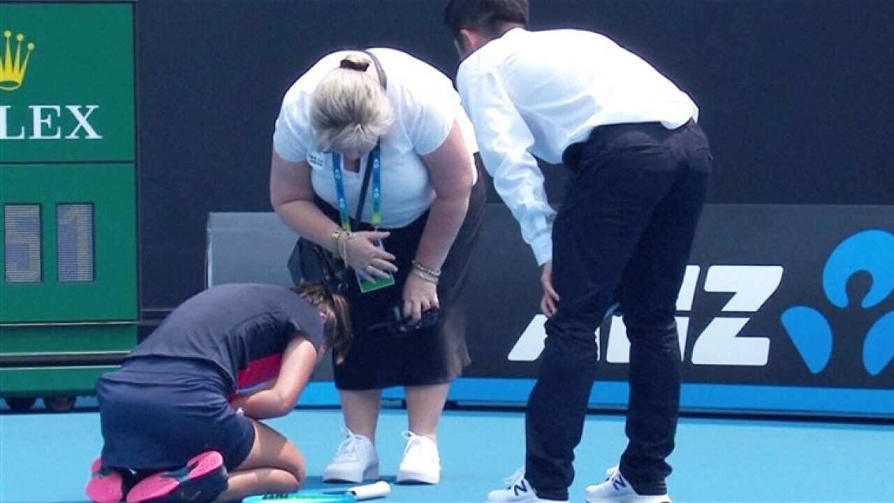 Dalila Jakupovic rời khỏi trận đấu vòng loại giải Australian Open vì một cơn ho nghiêm trọng