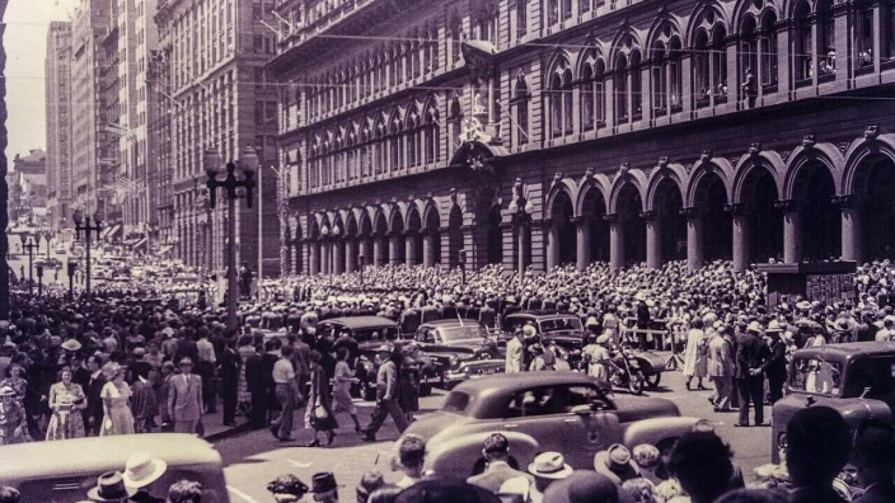 Crowds gather in Martin Place to welcome Queen Elizabeth_1954