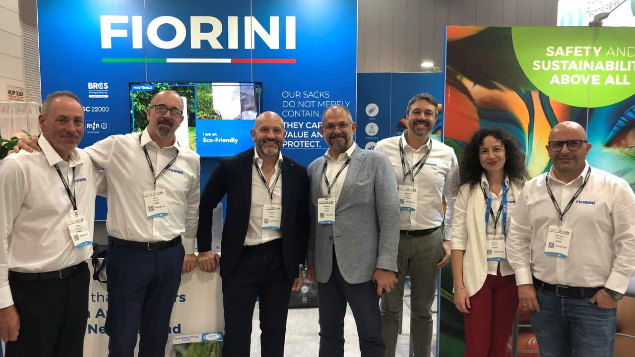 La ditta Fiorini al completo, con al centro il titolare Giovanni Fiorini.